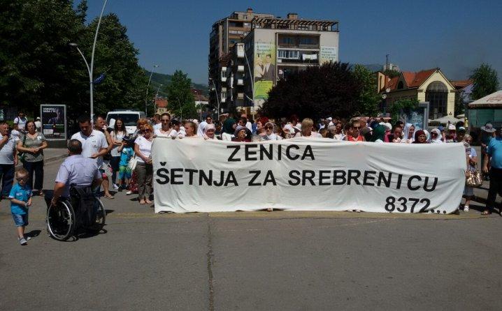 Zenica odaje počast žrtvama genocida: Brojni građani na "Šetnji za Srebrenicu" (FOTO/VIDEO)