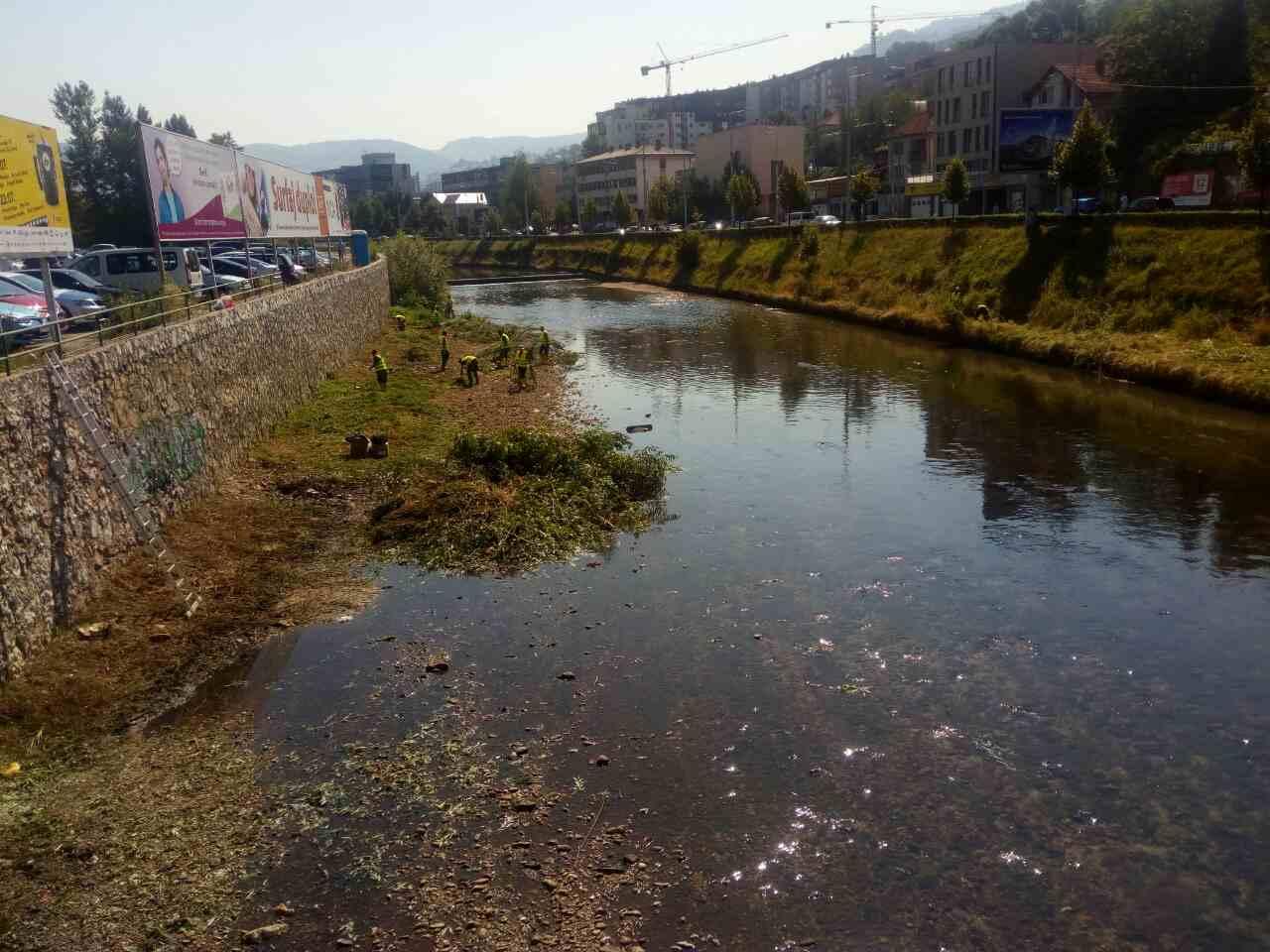 Sarajevo: Počelo čišćenje zidova korita rijeke Miljacke