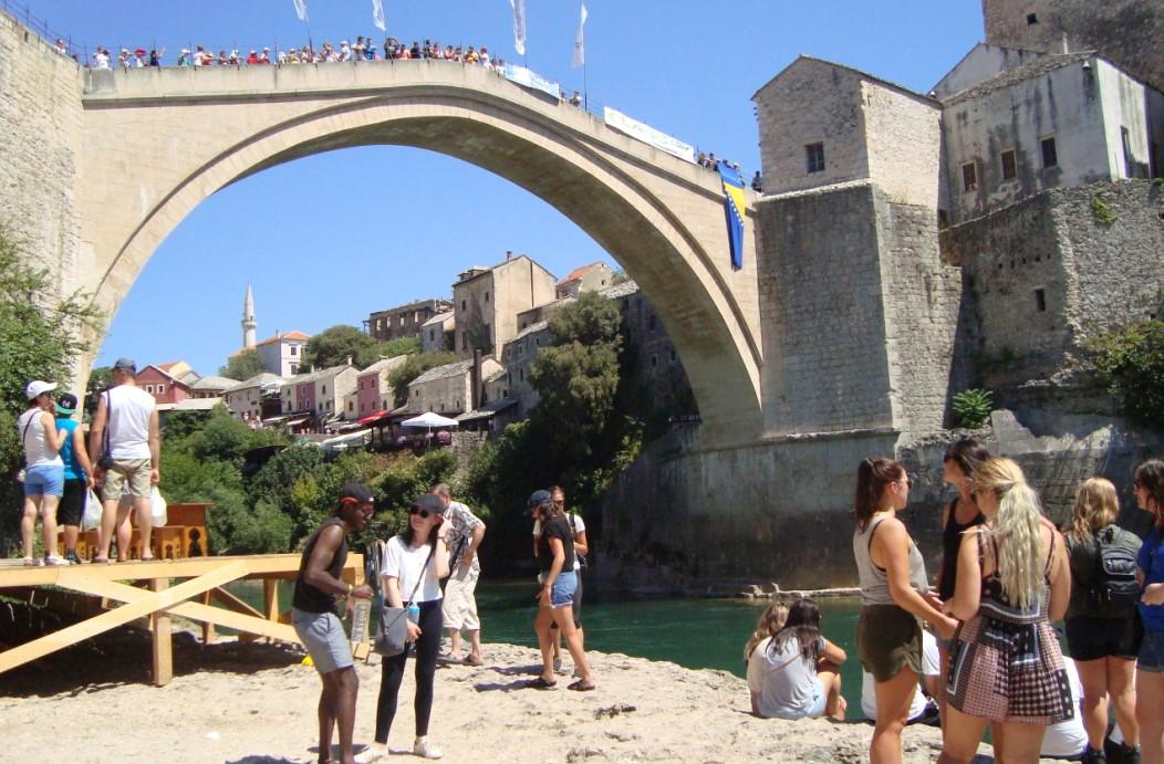 Veliko zanimanje za tradicionalnu manifestaciju: U Neretvu će se sa Starog mosta otisnuti 41 skakač