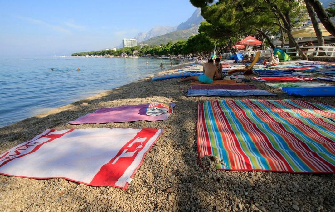 Plaža u Makarskoj: "Groblje peškira i deka"