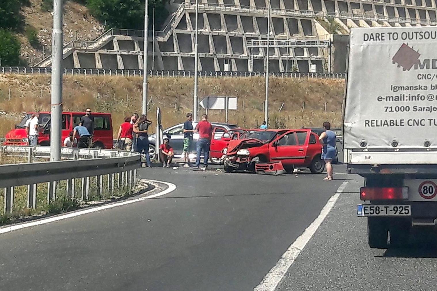 Pet osoba povrijeđeno u saobraćajnoj nesreći na putu M-17 u Tarčinu