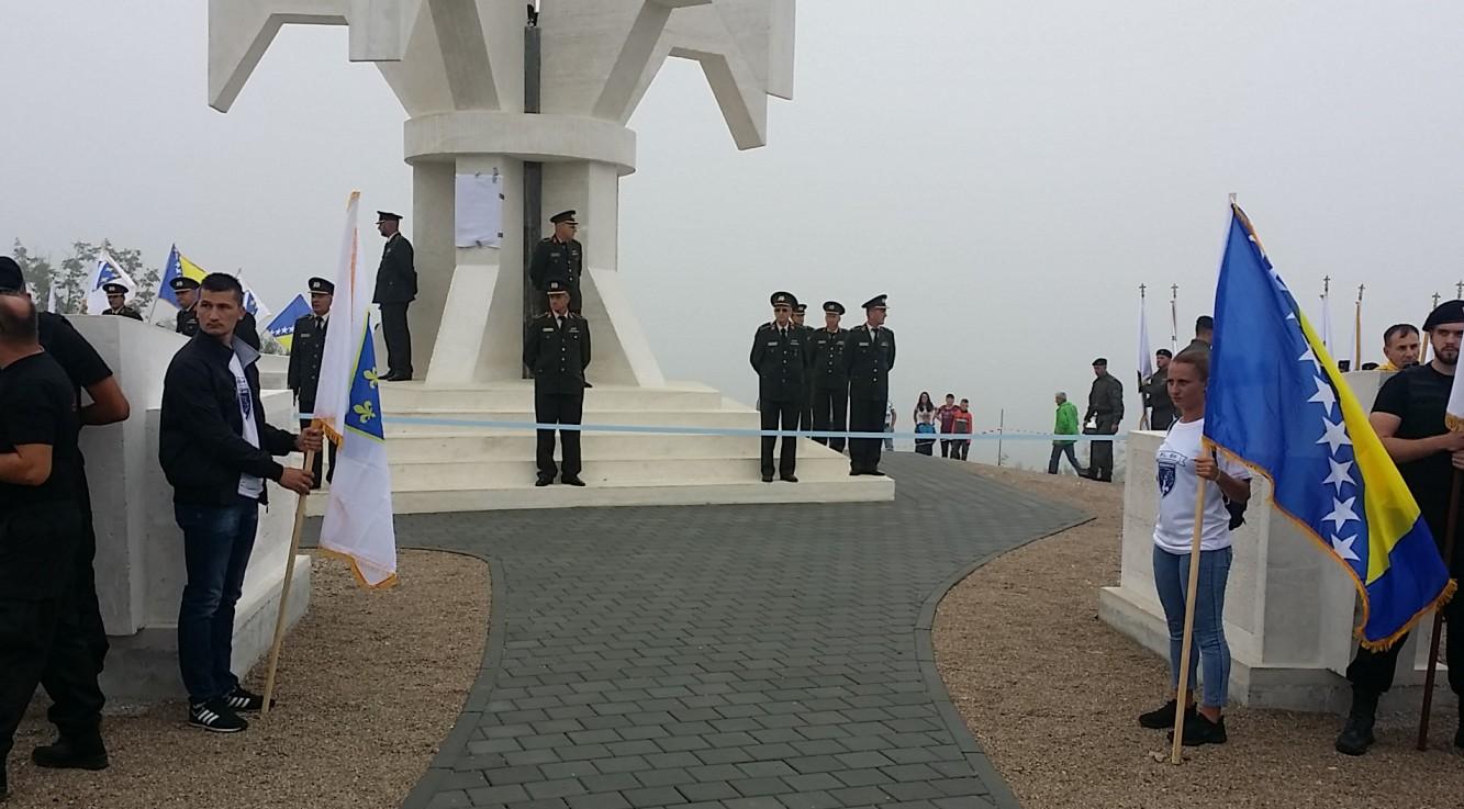 Gradačac: Svečano presječena vrpca na spomeniku posvećenom borcima Armije RBiH