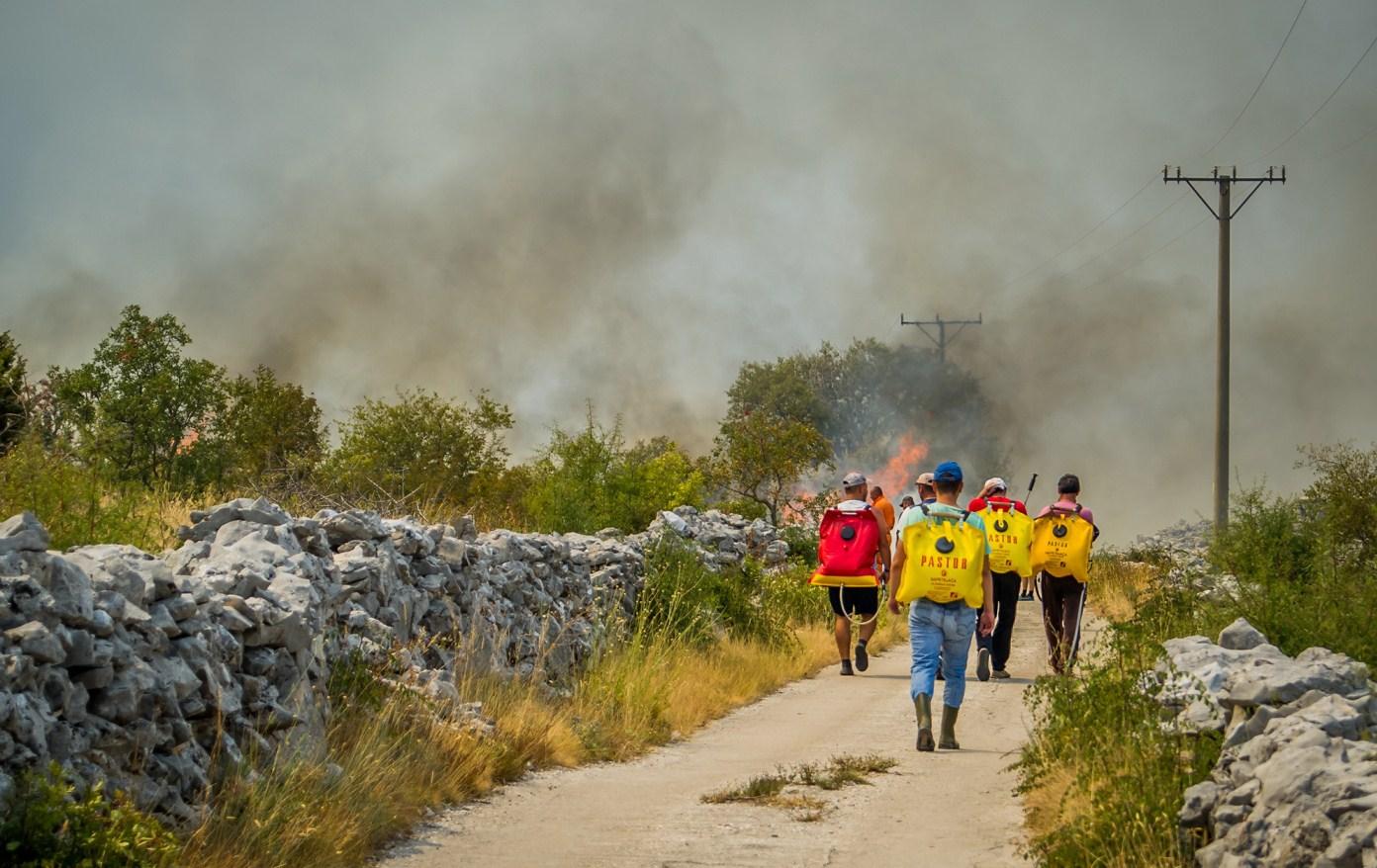 Požar na području Ljubinja: Situacija nešto stabilnija, put Stolac - Ljubinje prohodan