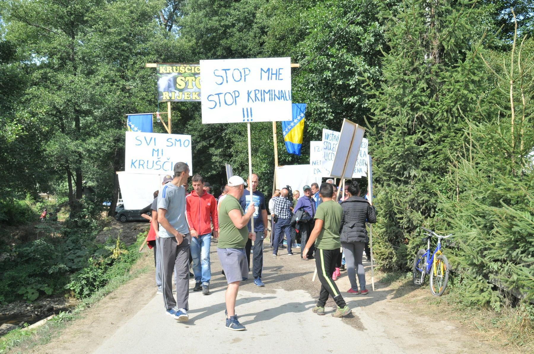 Okupljanje na mostu u naselju - Avaz