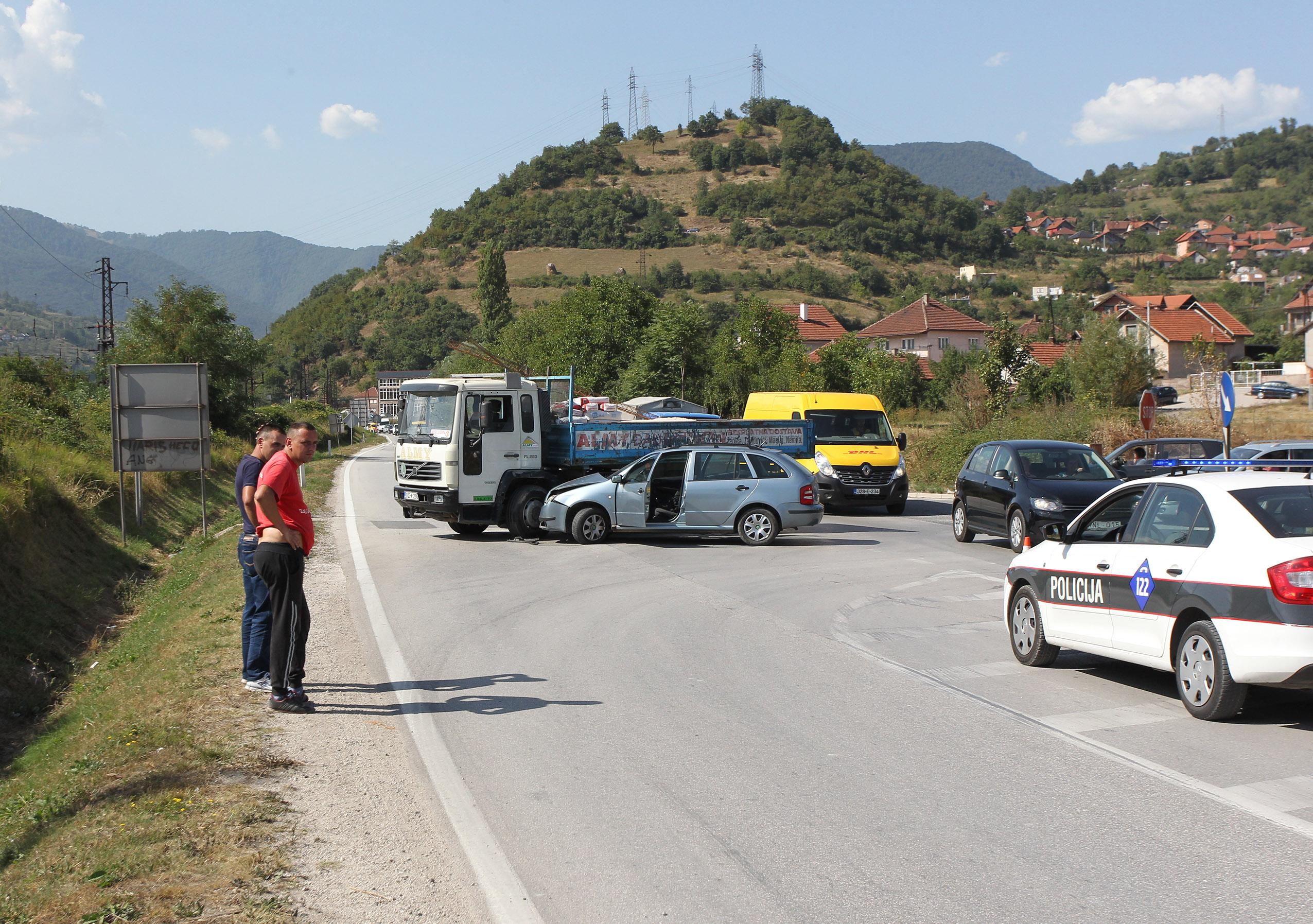 Na putu M-17 u Zenici: Sudar teretnog i putničkog vozila, ima povrijeđenih