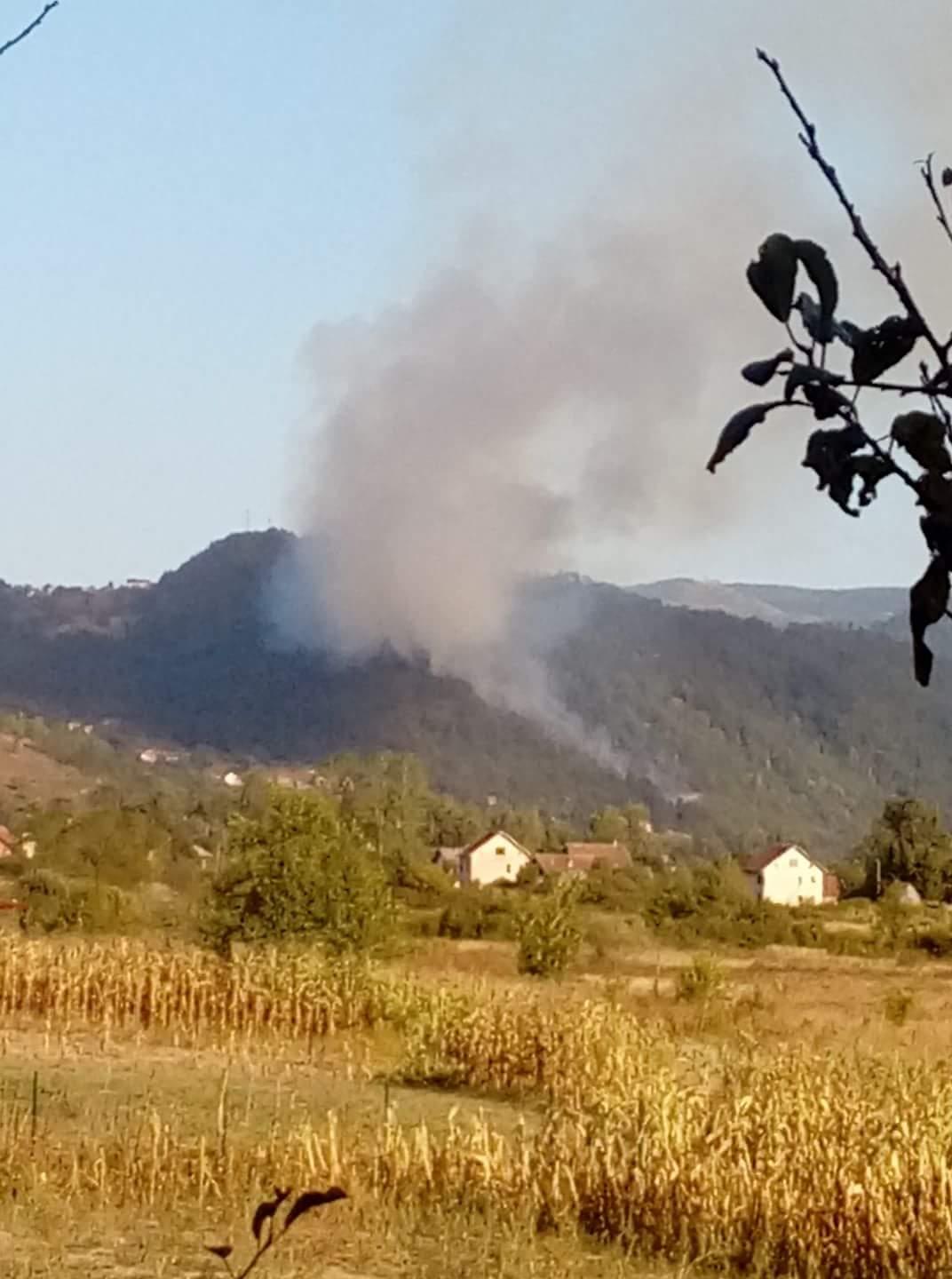 Zavidovići: Gašenje požara na brdu Krš onemogućeno zbog mina, jedna osoba privedena