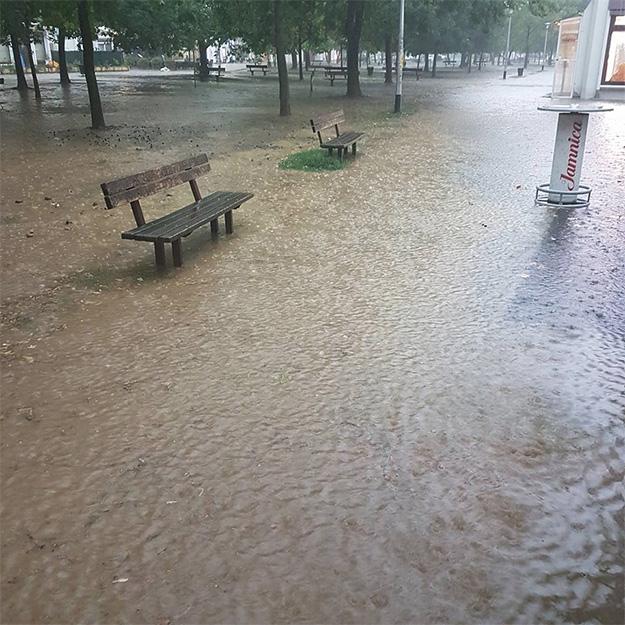 Nevrijeme u Zagrebu: Pljušti i grmi, poplavljene ulice