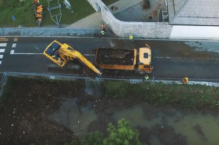 U Ogulinu se pripremaju na odbranu od poplava, vojska pomaže stanovništvu