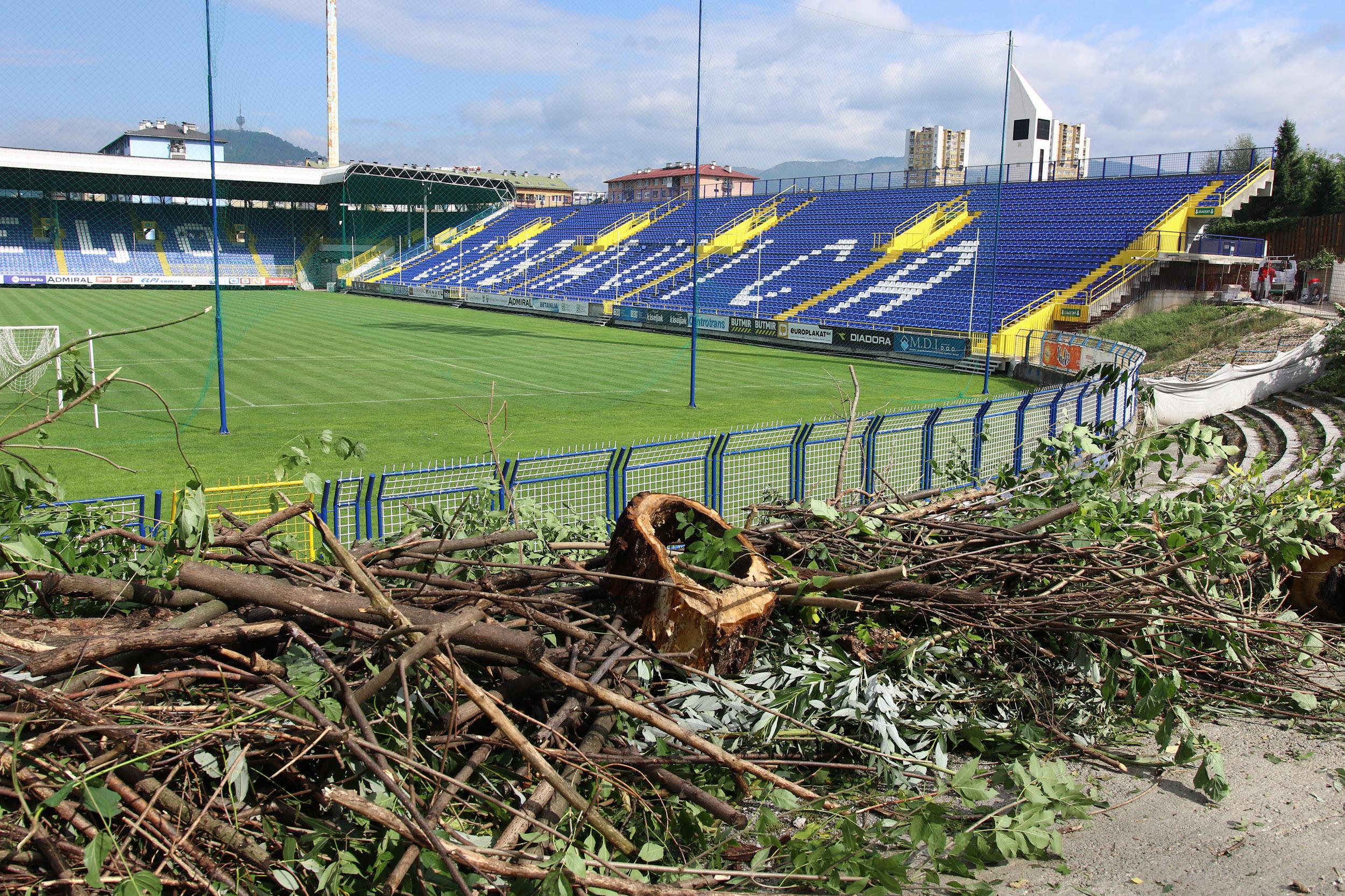 "Šminkanje" u toku: Postavljene nove sijalice na Grbavici, širi se i klupa za rezervne igrače