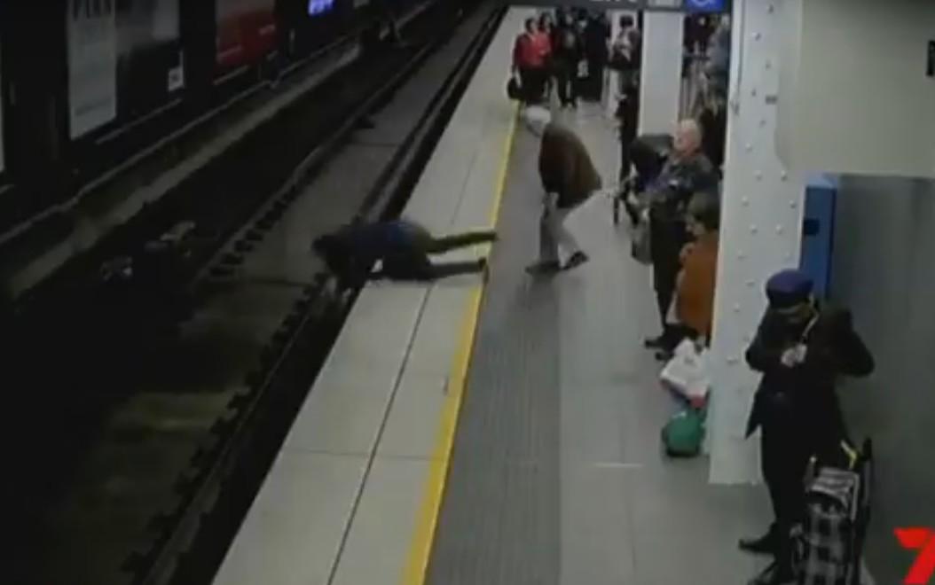 Drama u metrou: Muškarac se onesvijestio i pao na tračnice, a onda je uslijedila herojska akcija spašavanja