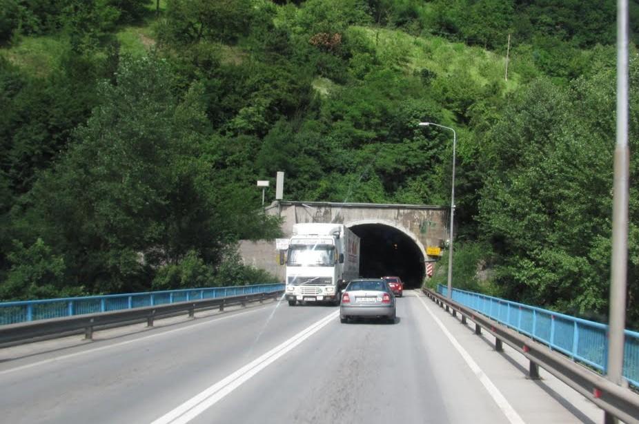 Sudar kamiona i automobila u tunelu Vranduk