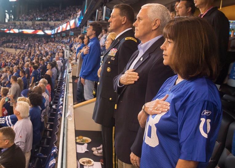 Majk Pens napustio NFL utakmicu zbog klečanja himni