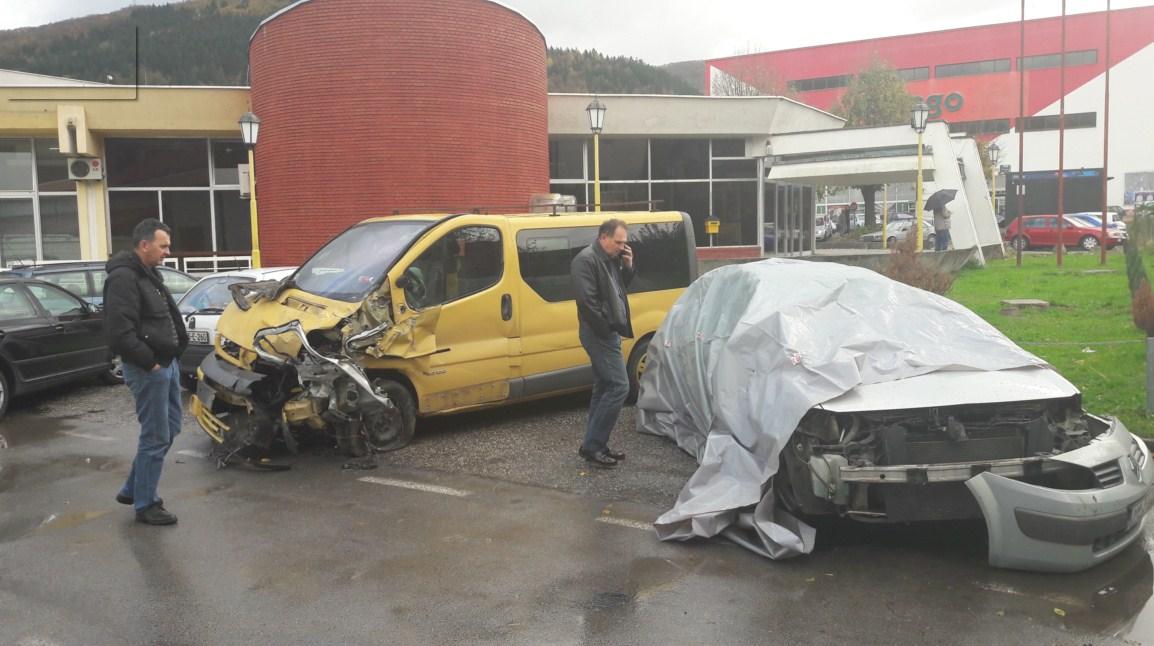 Teška saobraćajna nesreća kod Ustikoline: Jedna osoba poginula, deset lakše i teže povrijeđeno