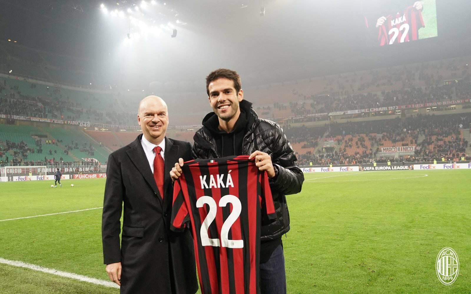 Kaka stigao u Milan, navijači u euforiji: Pogledajte kako su na "San Siru" dočekali Brazilca koji je dominirao u crveno-crnom dresu