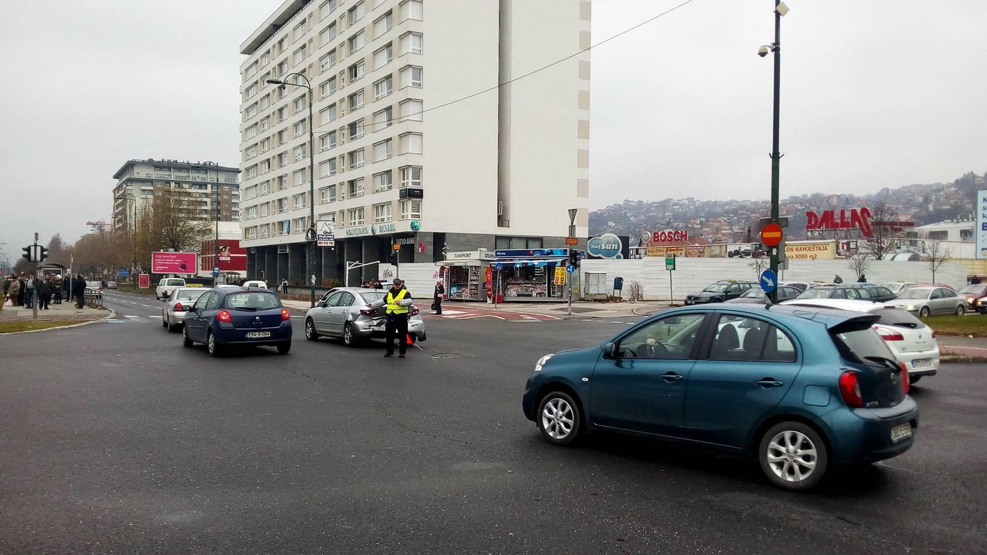 Dvije osobe povrijeđene u saobraćajnim nezgodama na Otoci, otežano odvijanje saobraćaja