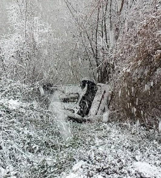 Zavidovići: Zbog gustog snijega automobil sletio s ceste