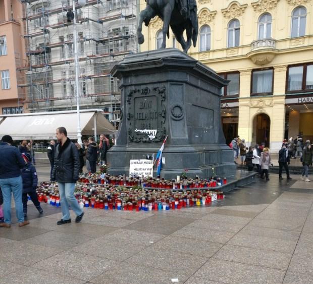 Građani pokidali Praljkov plakat na zagrebačkom trgu