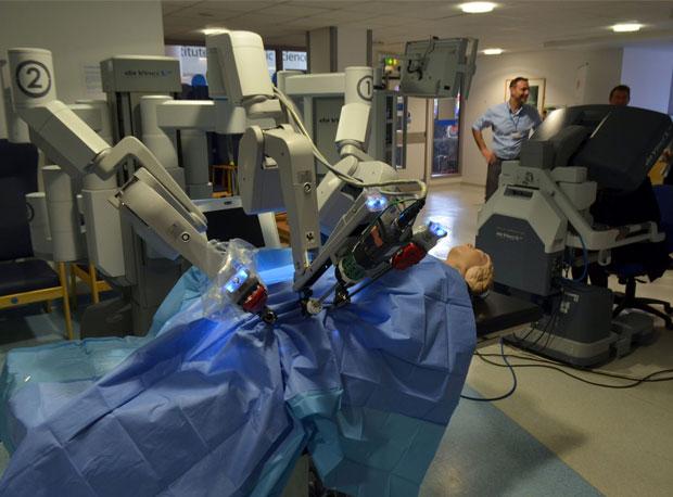 Vršit će operacije: Roboti će do 2053. godine zamijeniti doktore