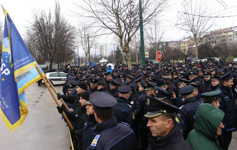 Sutra novo okupljanje nezadovoljnih policajaca pred Parlamentom FBiH