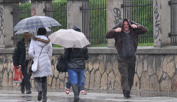 Pretežno oblačno s kišom, krajem dana susnježica i snijeg