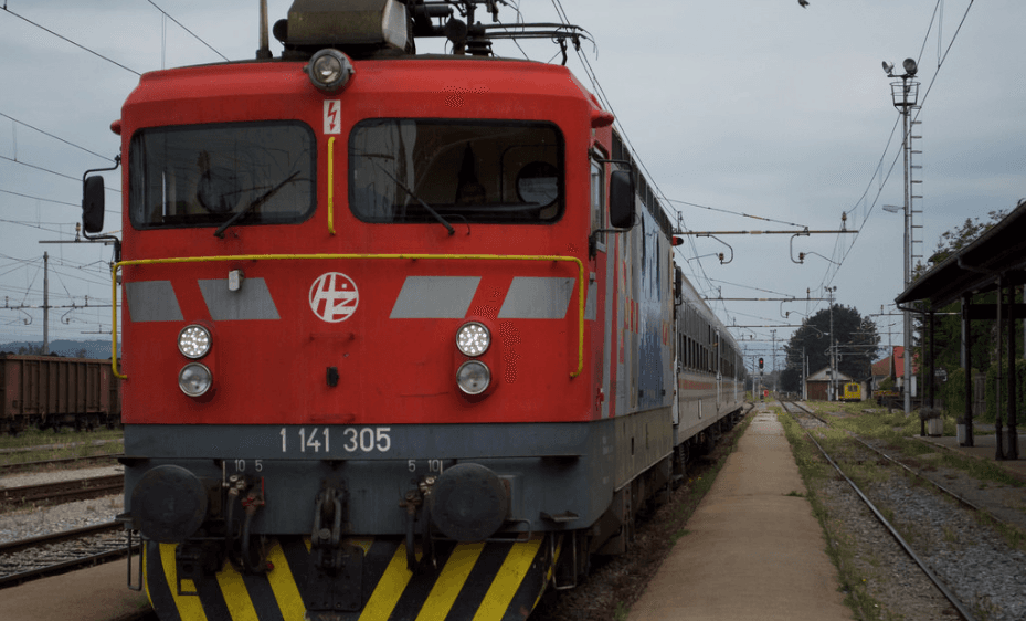 U naletu voza u Karlovcu smrtno stradao muškarac