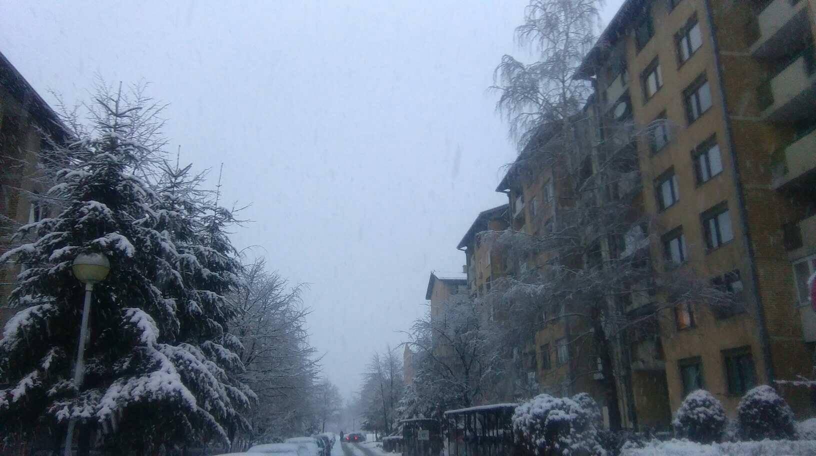 U većem dijelu Bosne snijeg, u Hercegovini kiša