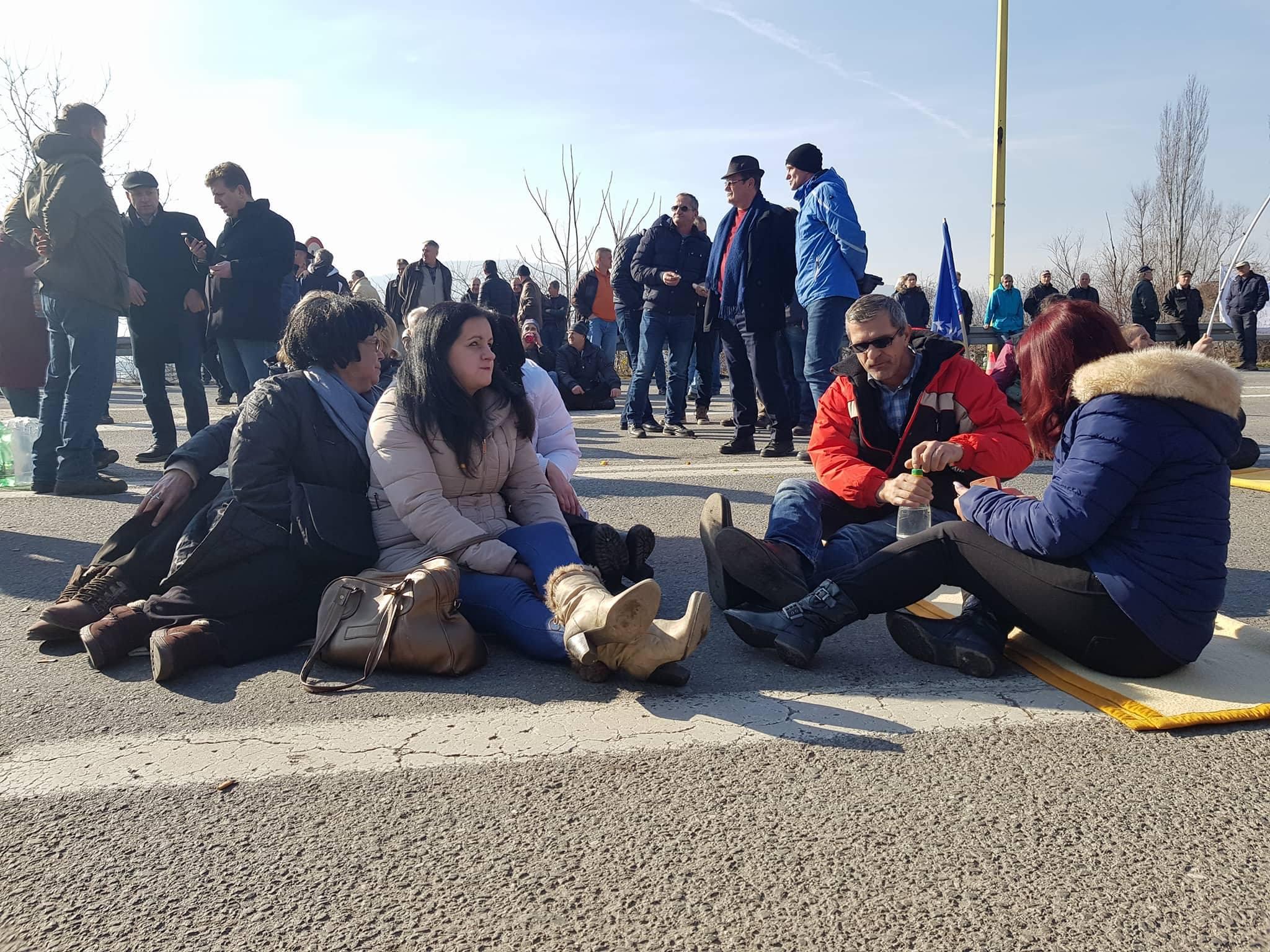 Radnici "Željezare" ne odustaju od zahtjeva: Novaliću, lopove, dozvolili ste da spavamo na asfaltu, sramite se!