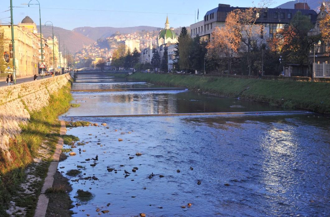 Dok mnogi predlažu zaštitnu ogradu ili grede na kaskadama: Grad i općine bez rješenja za zaštitu od ubojite Miljacke