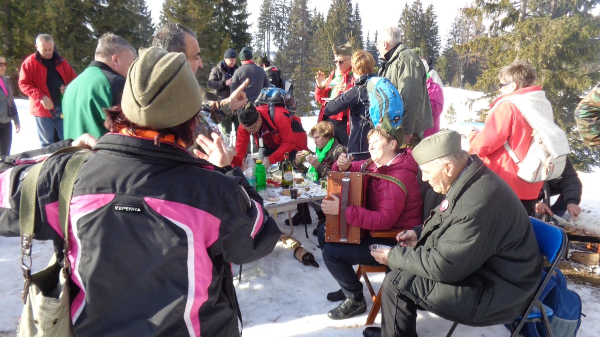 Fotoreporter "Avaza" na obilježavanju "Igmanskog marša": Harmonika i druženje na legendarnoj bh. planini