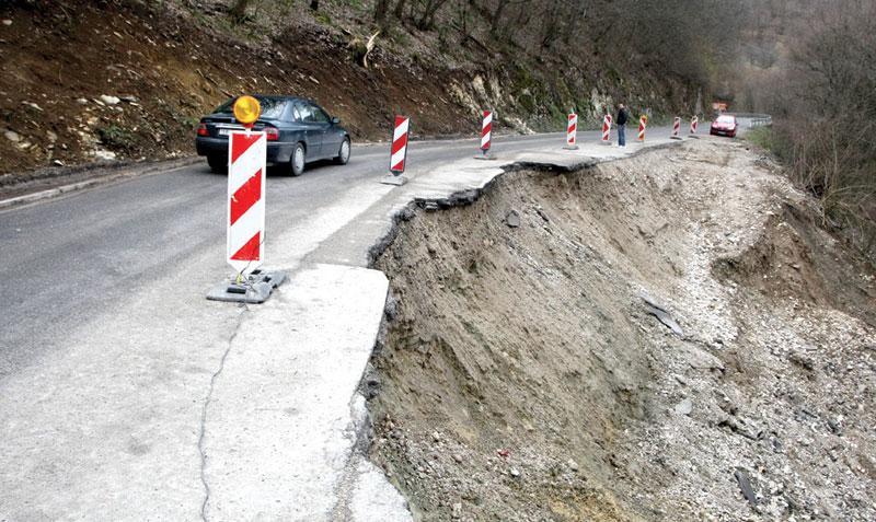 Savjet vozačima: Smanjite brzinu kod Tarčina, aktivno klizište