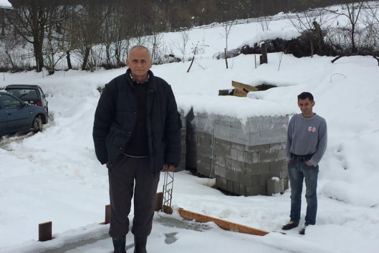 Bosanski Novi: Izgorjela mu štala, uz pomoć komšija gradi novu