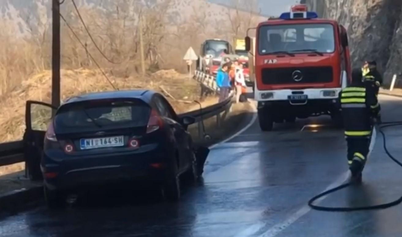 Težak frontalni sudar kod Kraljeva: Jedna osoba poginula, tri povrijeđene