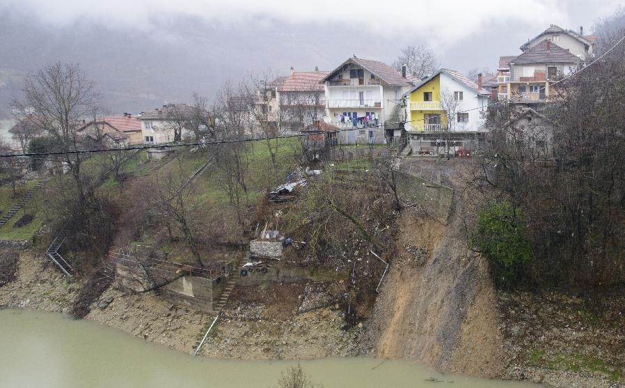 Porodična kuća bi mogla skliznuti u Jablaničko jezero