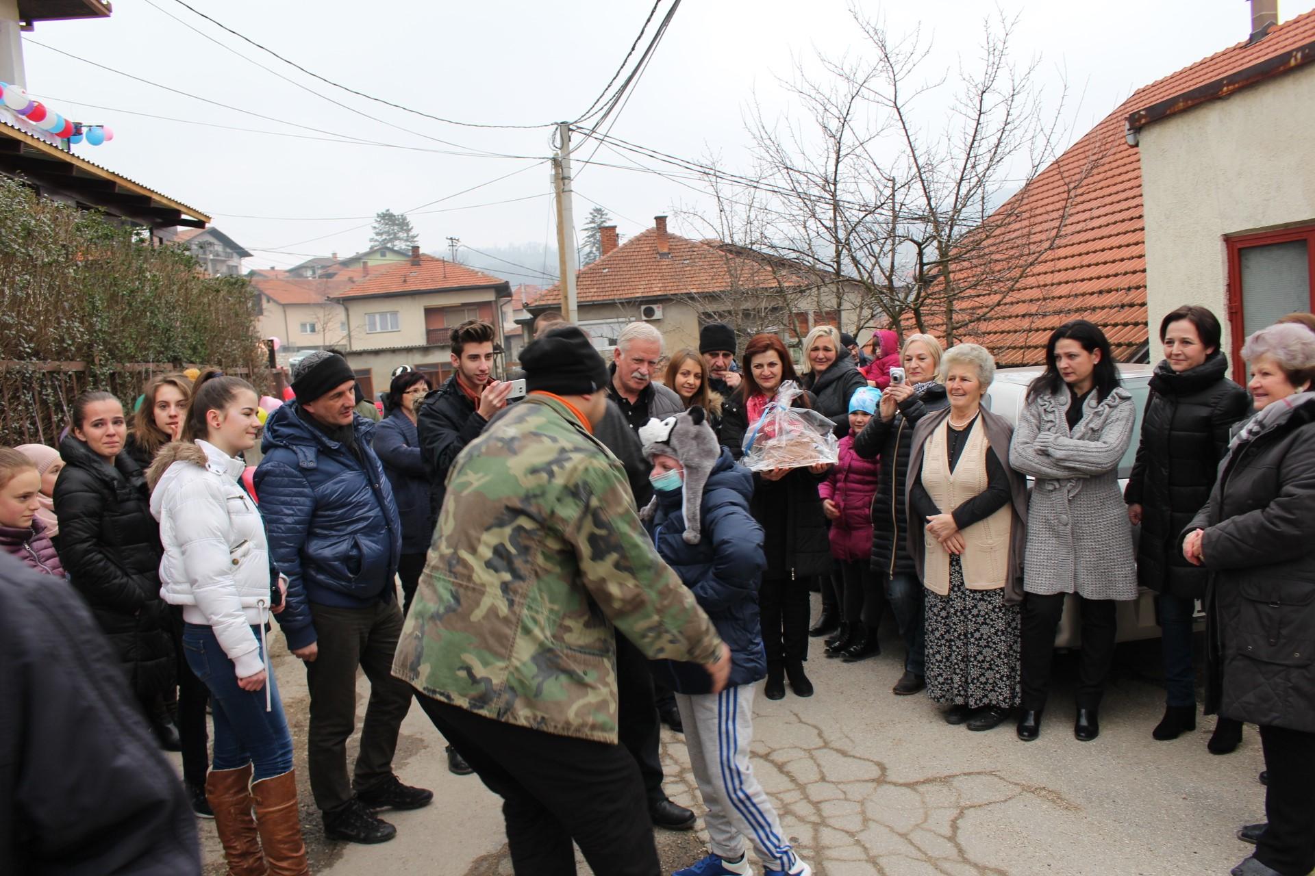 {Avaz.ba na licu mjesta /} Hrabri dječak iz Gračanice stigao kući: Mehmed Šabić izašao kao pobjednik