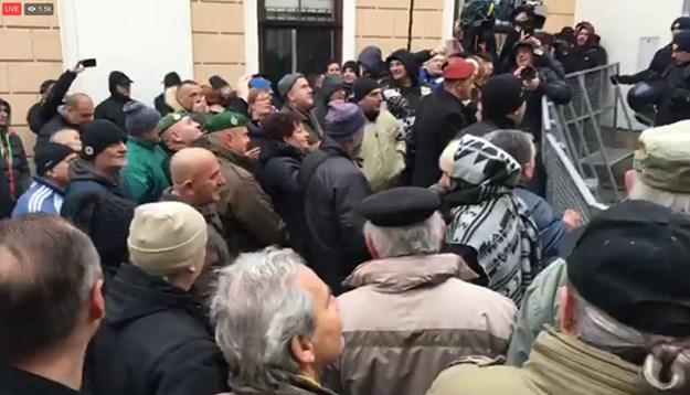 Udovice i veterani protestiraju sa "Za dom spremni", stigli do barikada