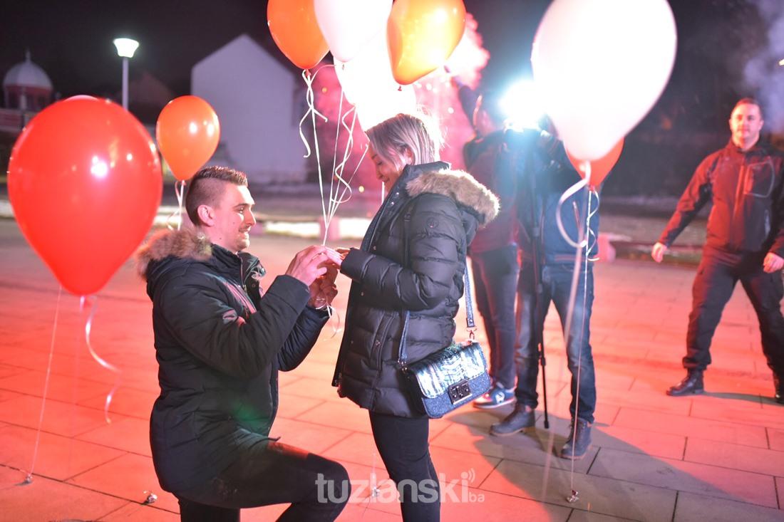 Čarolija na Trgu slobode u Tuzli: Bakljada, vatromet, prosidba i sudbonosno "DA!"