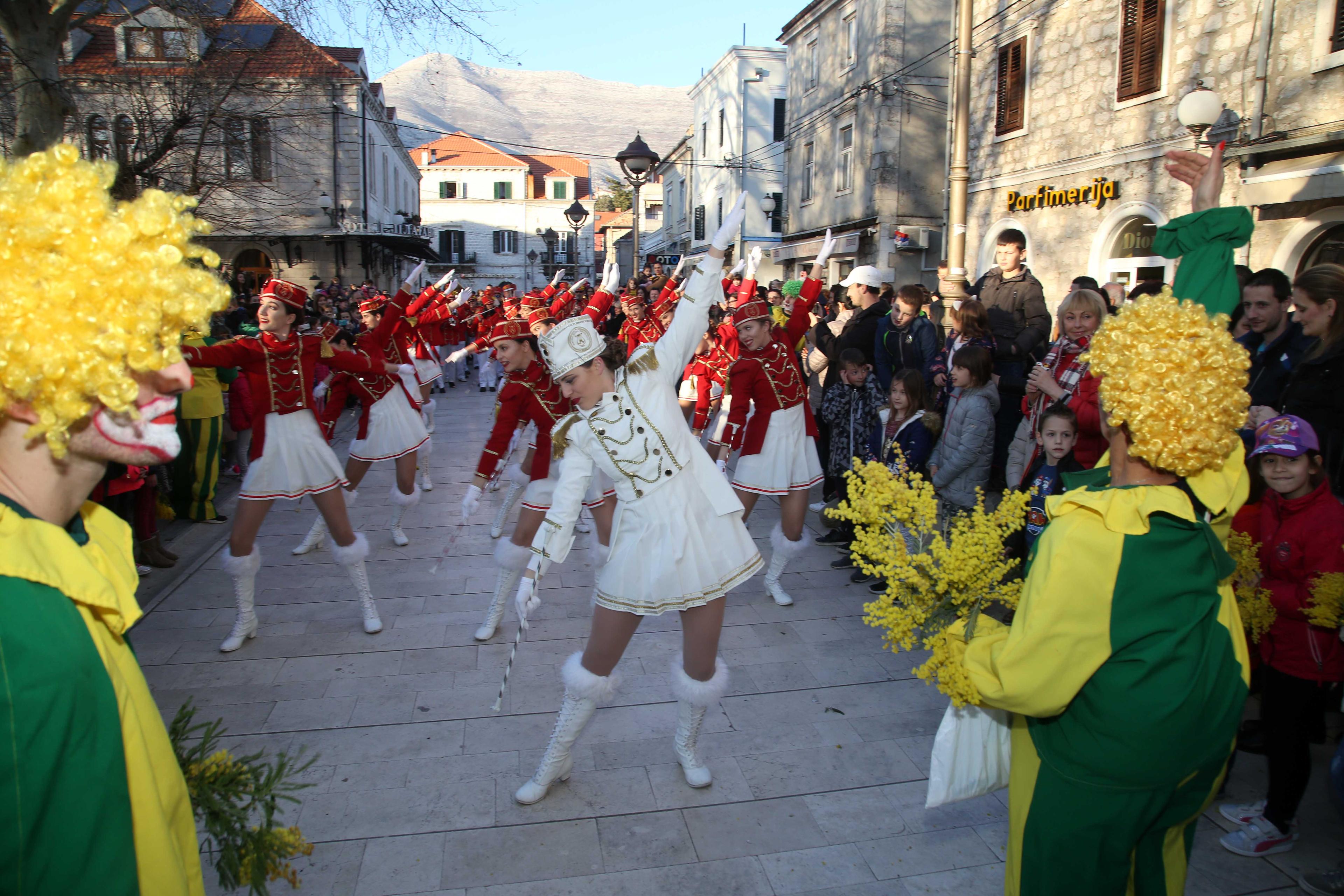 Mažoretkinje i trombonjeri prošetali Trebinjem