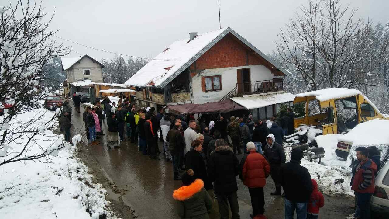 {Avaz.ba na licu mjesta:} U romskom naselju Svatovac dženaza Nazifu Mujiću