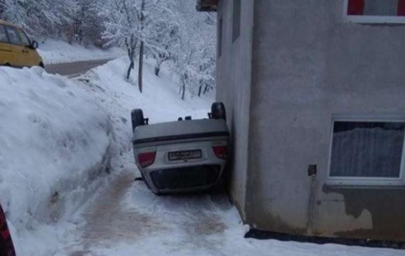 Cazin: U teškoj saobraćajnoj nesreći povrijeđena jedna osoba