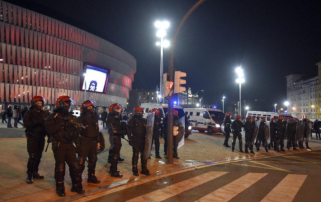 Jedan policajac smrtno stradao u navijačkim neredima u Španiji