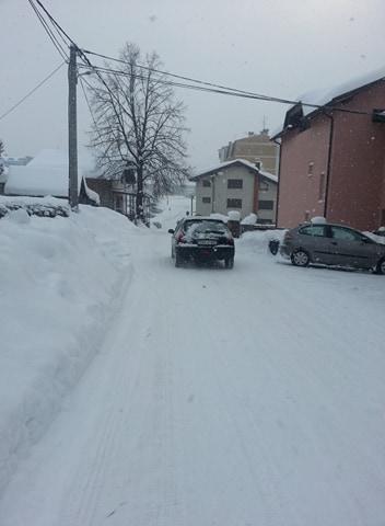 Snježni nanosi u Velikoj Kladuši ponegdje dosežu i dva metra visine