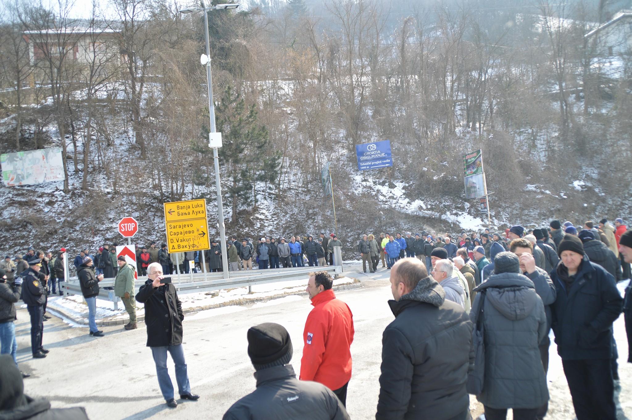 Traže svoja prava: Oko 200 boraca s područja Jajca blokiralo saobraćaj