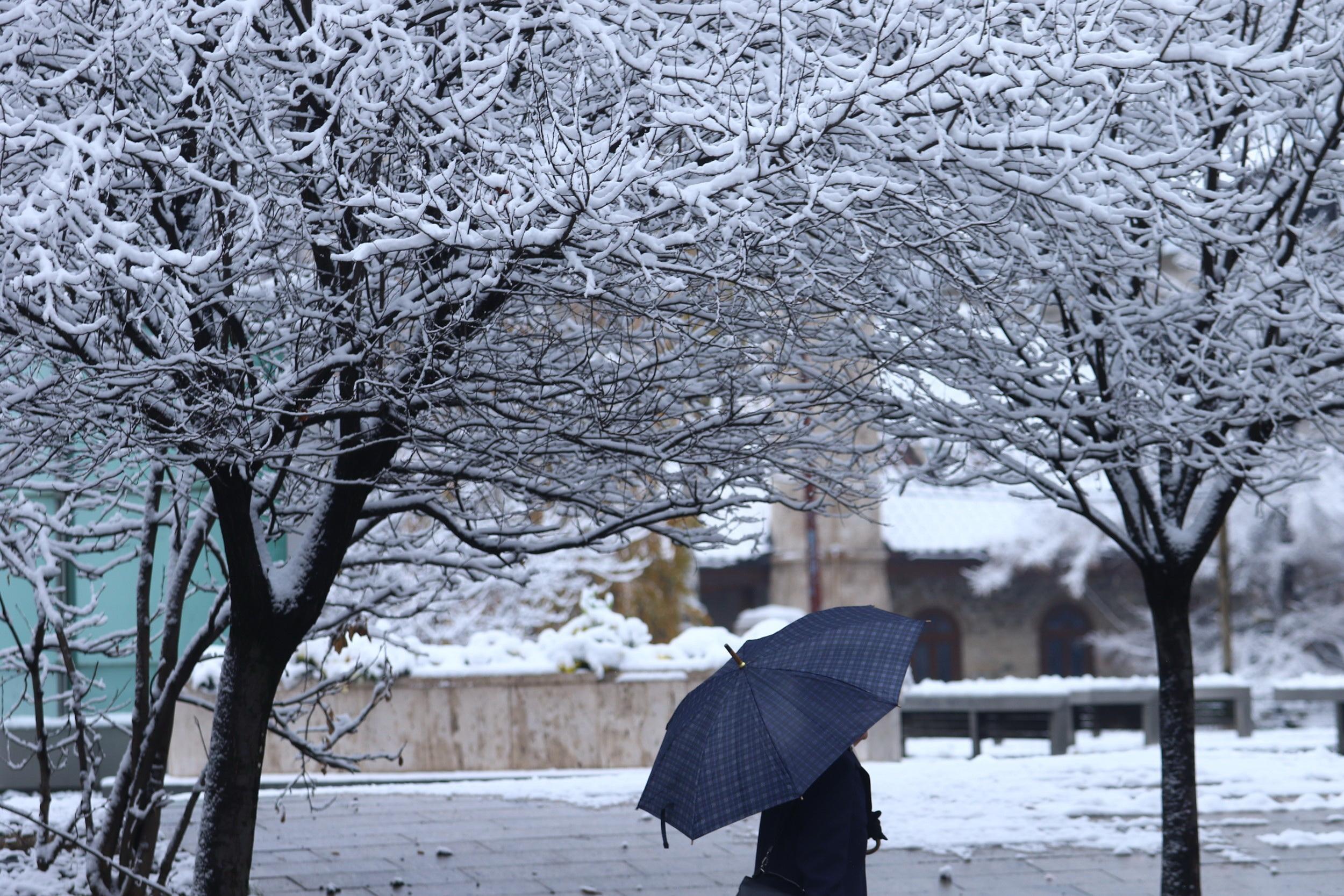 Nakon ledene kiše, u večernjim satima nove snježne padavine