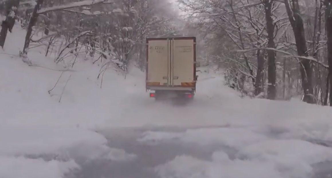 Vozačko ludilo na bh. cestama: Driftovao kamionom kao na reliju