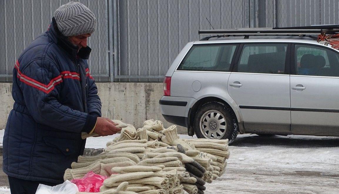 Minus devet na stočnoj pijaci: Ne pomažu ni čizme, ni vunene čarape