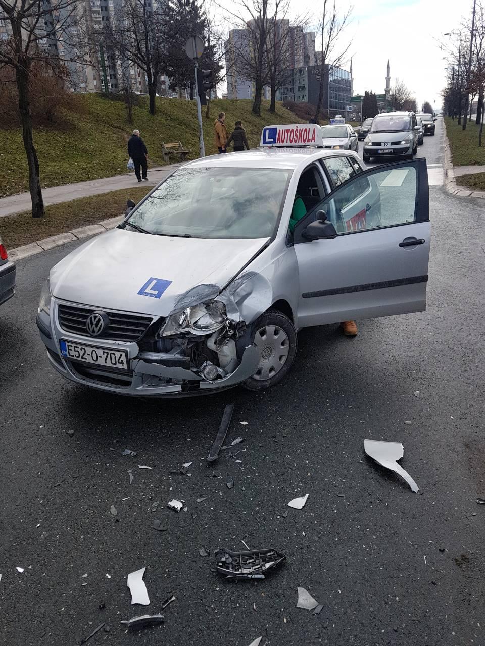 Sudar dva automobila kod studentskih domova, jedna osoba povrijeđena