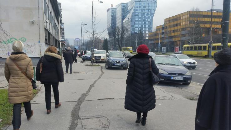 Ni stotine kazni ne mogu spriječiti vozače da parkiraju na trotoarima