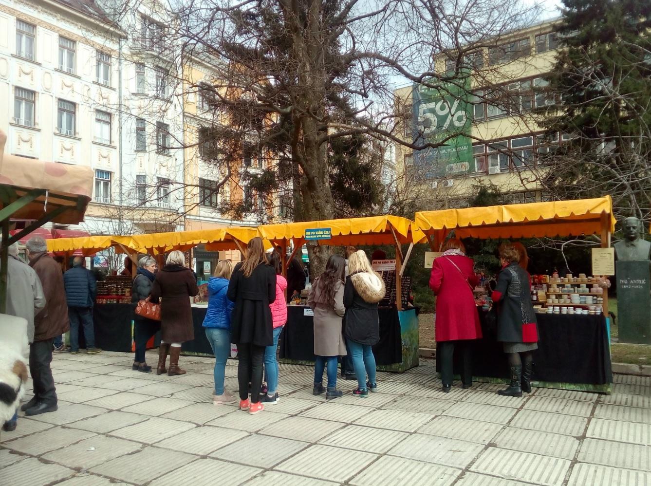 Štandove posjećuju i mladi ljudi - Avaz