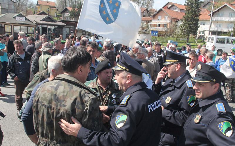 Petlja Šićki Brod deblokirana, borci se razišli