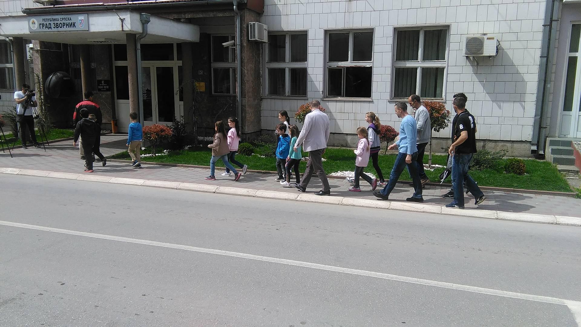 Roditelji učenika iz škole u Liplju štrajkuju glađu